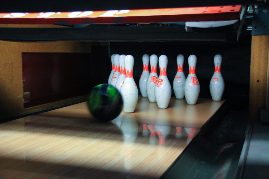 Règles de bowling - Boule de bowling qui arrive dans les quilles